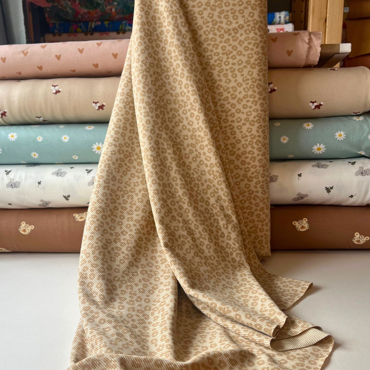 Neutral and versatile ribbed cotton jersey, ideal for dresses, T-shirts, and casual wear.